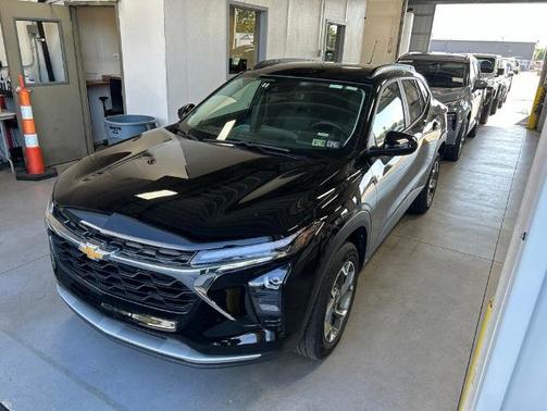 Mosaic Black Metallic 2025 Chevrolet Trax LT