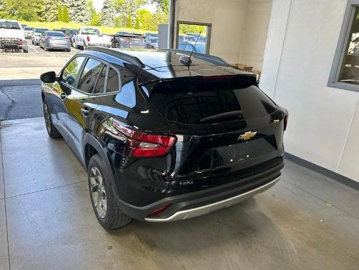 Mosaic Black Metallic 2025 Chevrolet Trax LT