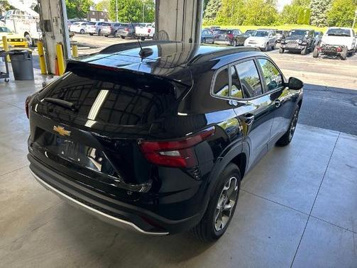 Mosaic Black Metallic 2025 Chevrolet Trax LT