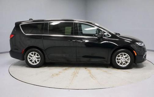 Diamond Black 2025 Chrysler Pacifica SELECT