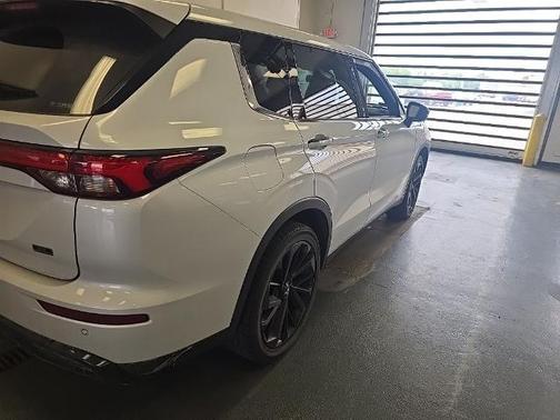 White Diamond 2023 Mitsubishi Outlander SE BLACK EDITION