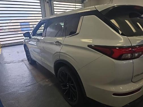 White Diamond 2023 Mitsubishi Outlander SE BLACK EDITION