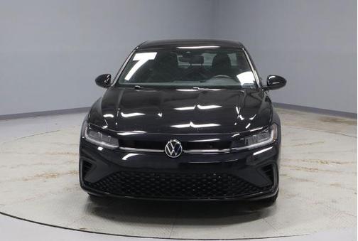 Deep Black Pearl Effect 2025 Volkswagen Jetta 1.5T SPORT