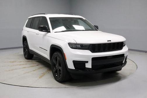 Bright White Clearcoat 2023 Jeep Grand Cherokee LAREDO