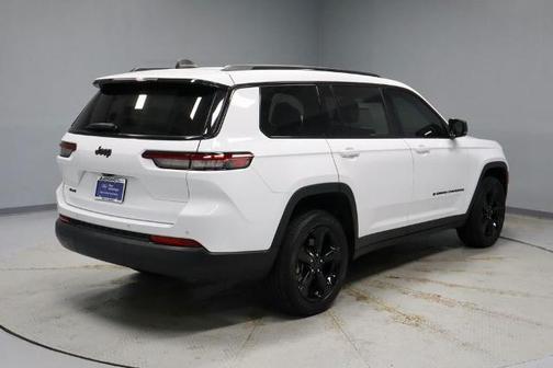 Bright White Clearcoat 2023 Jeep Grand Cherokee LAREDO