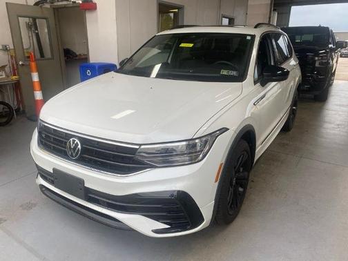 Opal White Pearl Effect 2023 Volkswagen Tiguan 2.0T SE R-LINE BLACK