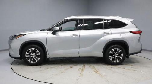 Celestial Silver Metallic 2021 Toyota Highlander XLE