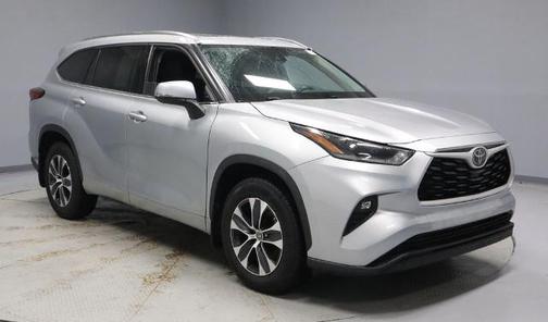 Celestial Silver Metallic 2021 Toyota Highlander XLE