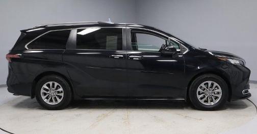 2022 Toyota Sienna XLE 7 PASSENGER