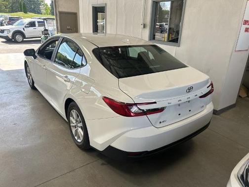 Ice 2025 Toyota Camry LE