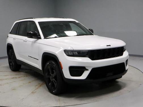 Bright White Clearcoat 2024 Jeep Grand Cherokee LAREDO
