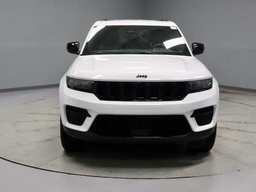 Bright White Clearcoat 2024 Jeep Grand Cherokee LAREDO