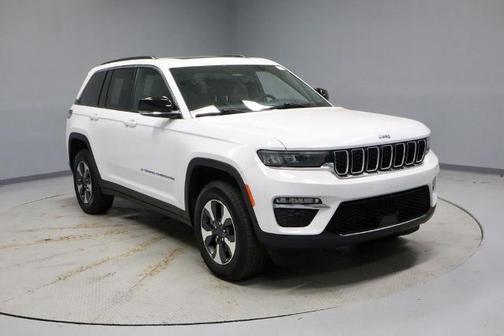 Bright White Clearcoat 2025 Jeep Grand Cherokee BASE