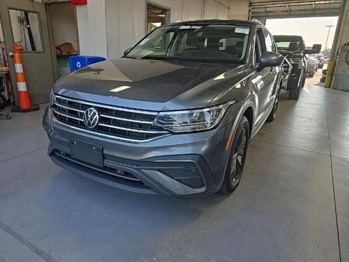 Platinum Gray Metallic 2024 Volkswagen Tiguan 2.0T SE