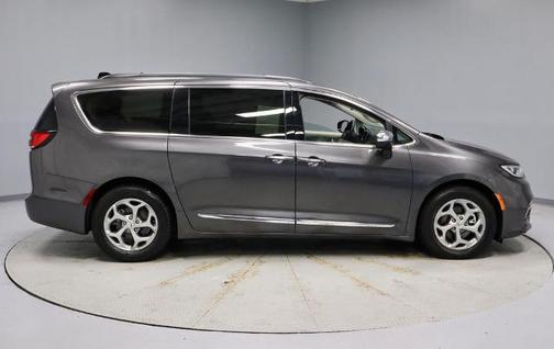 Granite Crystal Clearcoat Metallic 2023 Chrysler Pacifica LIMITED