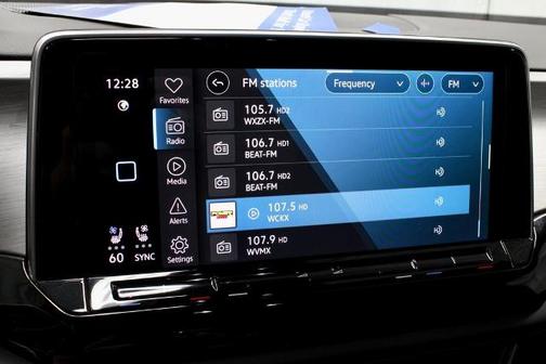 2025 Volkswagen Atlas Cross Sport 2.0T SE W/ TECHNOLOGY