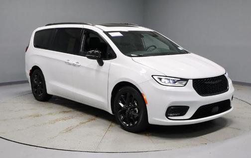 Bright White Clearcoat 2025 Chrysler Pacifica LIMITED