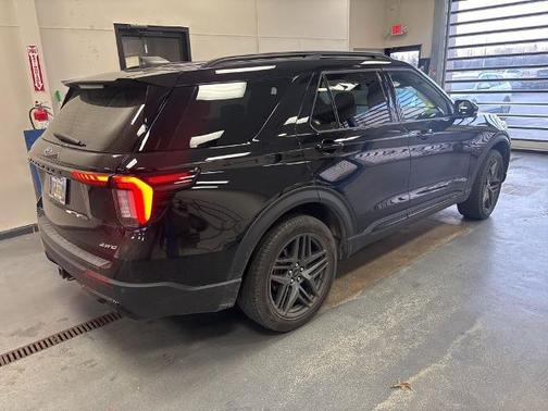 AGATE BLACK METALLIC 2025 Ford Explorer ST-LINE