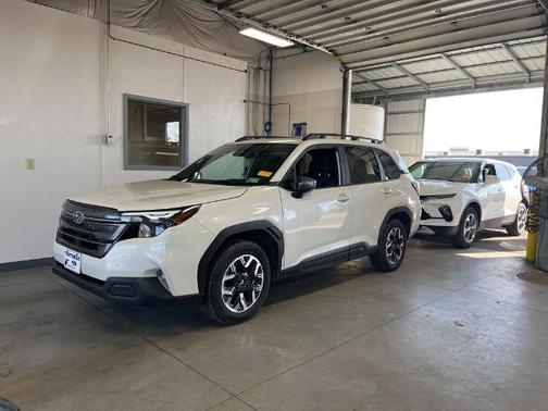 Crystal White Pearl 2025 Subaru Forester PREMIUM