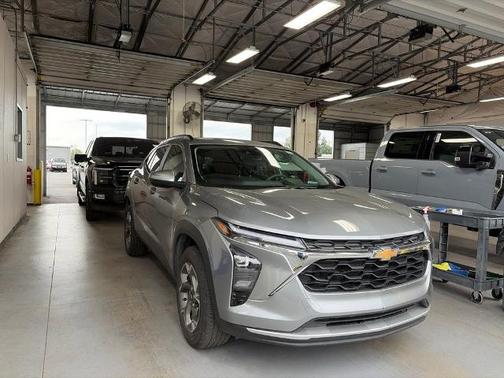 Sterling Gray Metallic 2025 Chevrolet Trax LT