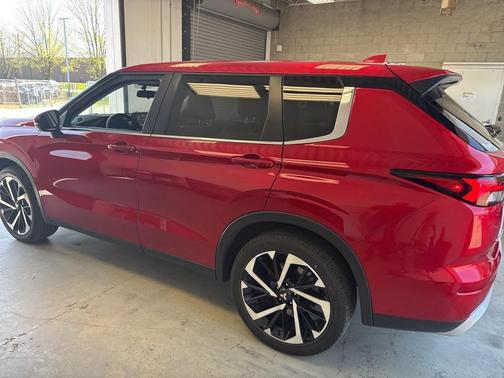 2023 Mitsubishi Outlander SE