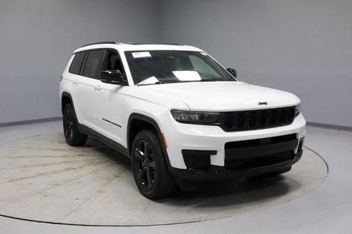 Bright White Clearcoat 2023 Jeep Grand Cherokee LAREDO
