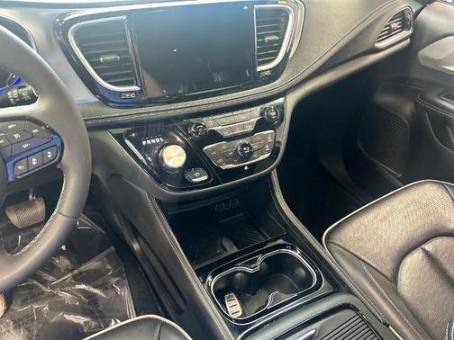 Diamond Black 2025 Chrysler Pacifica LIMITED