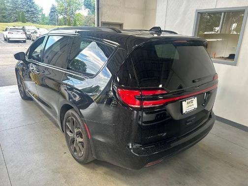 Diamond Black 2025 Chrysler Pacifica LIMITED
