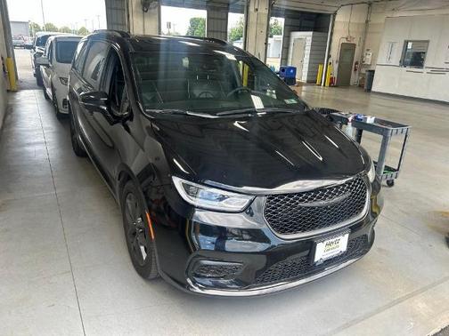 Diamond Black 2025 Chrysler Pacifica LIMITED