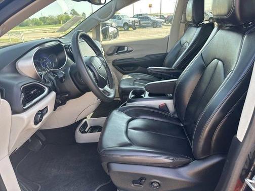 2023 Chrysler Pacifica Touring-L