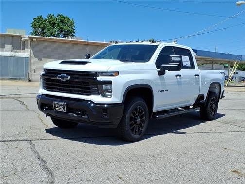 Summit White 2026 Chevrolet Silverado 2500 Custom