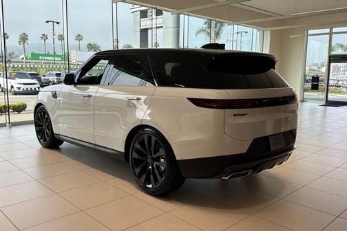 2026 Land Rover Range Rover Sport SE