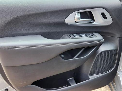 2025 Chrysler Pacifica Hybrid Premium S Appearance Pkg
