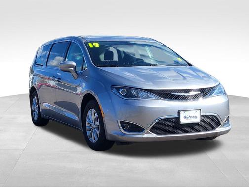 Billet Silver Metallic Clearcoat 2019 Chrysler Pacifica Touring Plus