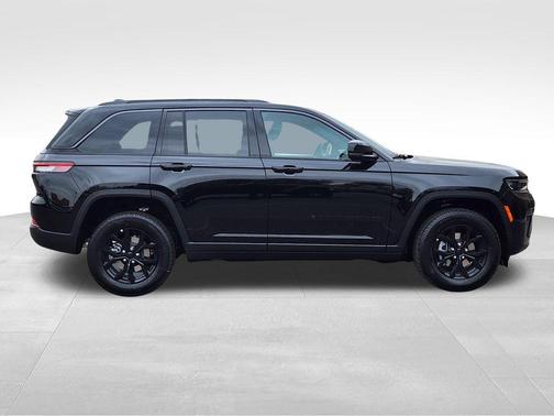 Diamond Black Crystal Pearlcoat 2026 Jeep Grand Cherokee Altitude