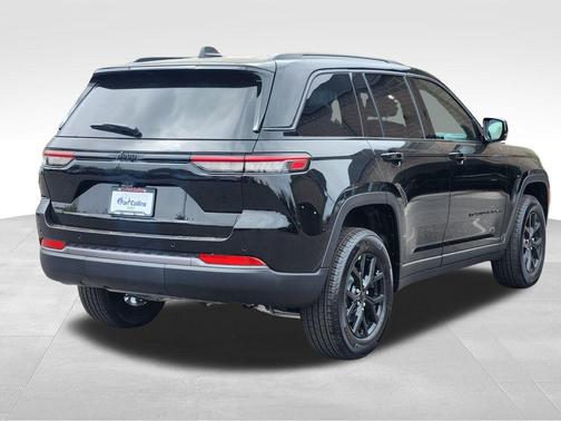 Diamond Black Crystal Pearlcoat 2026 Jeep Grand Cherokee Altitude