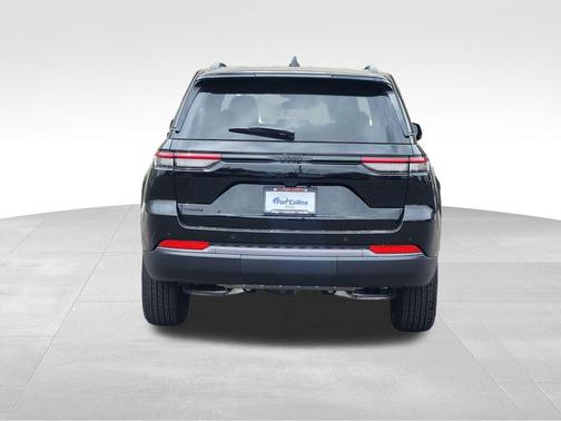 Diamond Black Crystal Pearlcoat 2026 Jeep Grand Cherokee Altitude