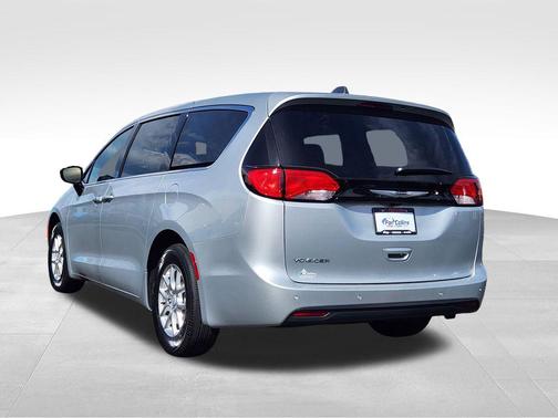 Silver Mist Clearcoat 2026 Chrysler Voyager LX