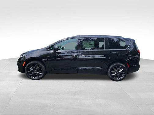 Diamond Black Crystal Pearlcoat 2026 Chrysler Pacifica Limited