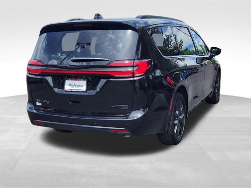 Diamond Black Crystal Pearlcoat 2026 Chrysler Pacifica Limited