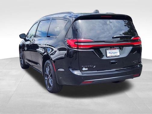 Diamond Black Crystal Pearlcoat 2026 Chrysler Pacifica Limited