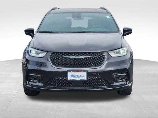 Diamond Black Crystal Pearlcoat 2026 Chrysler Pacifica L