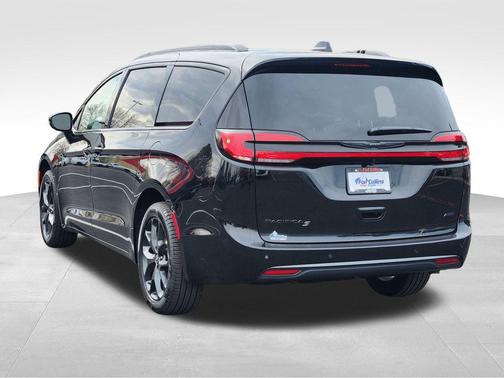 Diamond Black Crystal Pearlcoat 2026 Chrysler Pacifica L