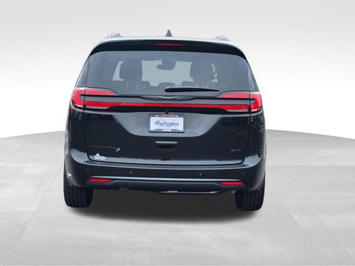 Diamond Black Crystal Pearlcoat 2026 Chrysler Pacifica L