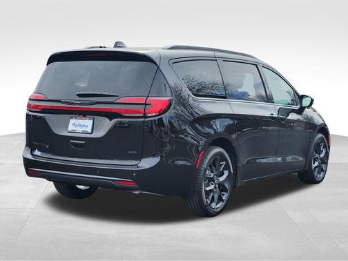 Diamond Black Crystal Pearlcoat 2026 Chrysler Pacifica L