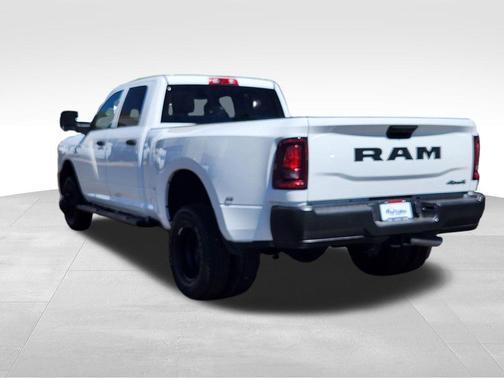 Bright White Clearcoat 2026 RAM 3500 Tradesman Crew Cab 4x4 8' Box