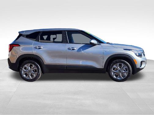 Gray 2026 Kia Seltos LX