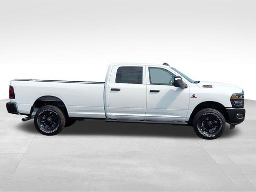 Bright White Clearcoat 2026 RAM 2500 Tradesman Crew Cab 4x4 6'4' Box