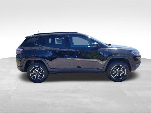 Diamond Black Crystal Pearlcoat 2026 Jeep Compass Trailhawk
