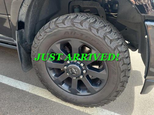 Diamond Black Crystal Pearlcoat 2022 RAM 2500 Laramie Crew Cab 4x4 6'4' Box
